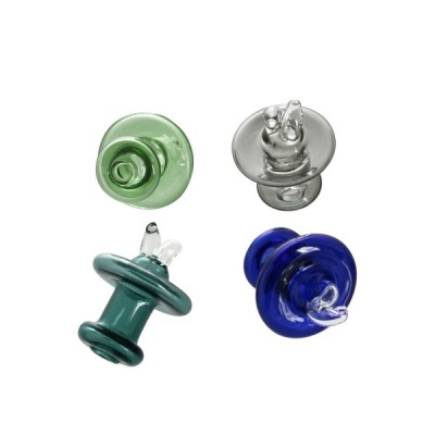 Quatro peões de vidro em várias cores sobre fundo branco