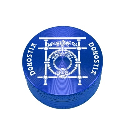 Peça redonda azul com desenho geométrico branco e texto DONOSTIA
