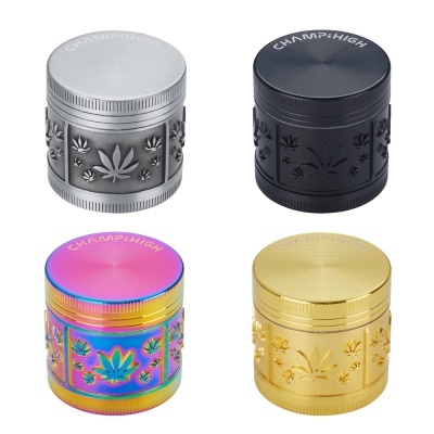 Quatro trituradores metálicos coloridos para ervas com padrão de folhas e texto CHAMP:HIGH