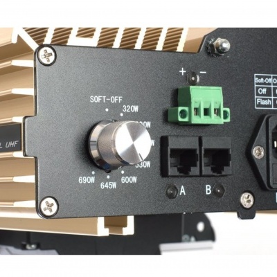 Equipamento eletrônico com botão rotativo e conector de alimentação