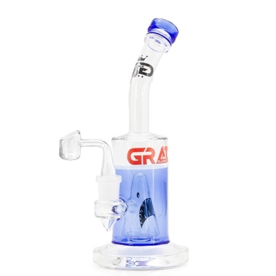 Bong de vidro com água azul e texto GRASS GLASS