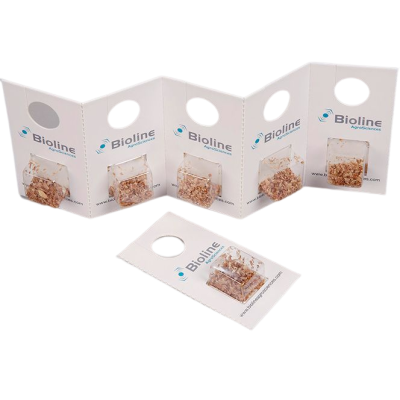 Embalagens brancas Bioline Agrosciences com amostras granulares em invólucros transparentes.
