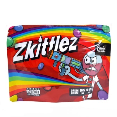 Embalagem vermelha Zkittlez com personagem e arco-íris