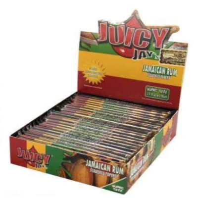 Embalagem aberta de folhas Juicy Jays sabor Jamaican Rum em cores verde, amarelo e vermelho