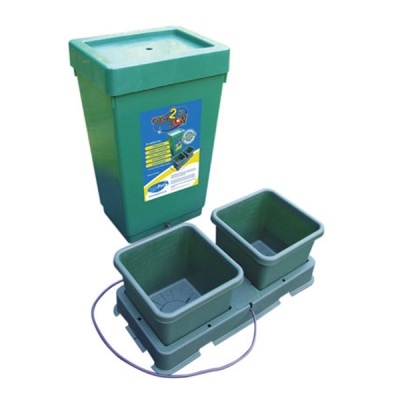 Sistema de rega automático verde com dois vasos quadrados e reservatório