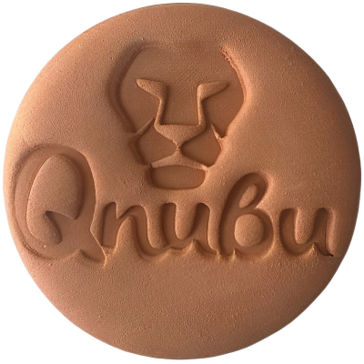 Disco redondo de cerâmica castanha com relevo de rosto de leão e texto Qnubu.