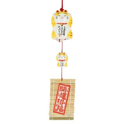 Pendente decorativo com gatos da sorte e placa de bambu com caracteres japoneses