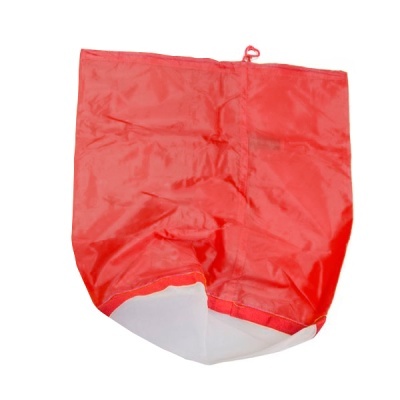 Saco de rede vermelho com base branca e cordão no topo