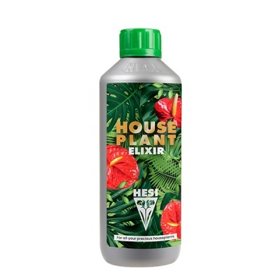 Frasco de elixir para plantas de casa com rótulo verde e flores vermelhas.