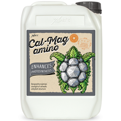 Recipiente branco Cal-Mag amino para plantas com etiqueta e ilustração de folhas verdes