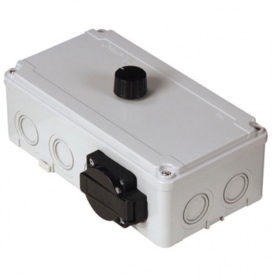 Caixa elétrica cinza com botão preto na tampa e aberturas circulares para ligações