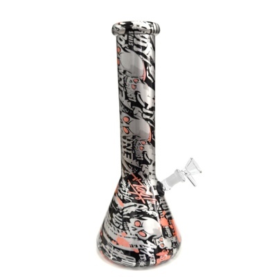 Bong de vidro com padrão de caveiras e texto em cores preto, branco e vermelho