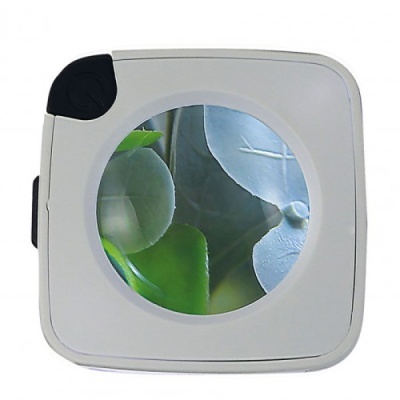 Dispositivo quadrado branco com lente circular mostrando folhas verdes ampliadas