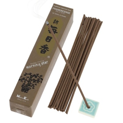 Incenso frankincense em varetas castanhas com suporte cerâmico azul e embalagem castanha