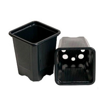 Dois vasos quadrados de plástico preto, um em pé e outro deitado mostrando furos no fundo