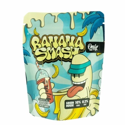 Embalagem colorida Banana Smash com desenho de banana animada, texto informativo e fundo azul com bananas
