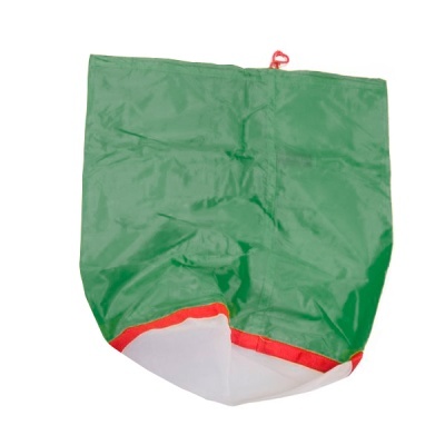 Saco verde com bordas vermelhas e base branca, cordão vermelho no topo