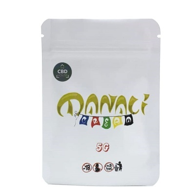 Embalagem branca com texto colorido MANATI CREAM e selo CBD LOUSE