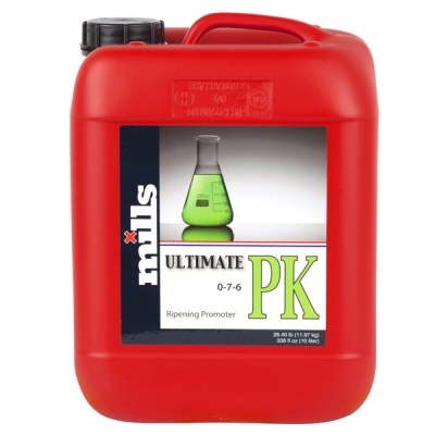 Recipiente vermelho com etiqueta de fertilizante ULTIMATE PK