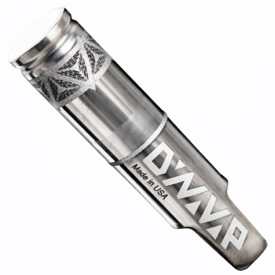 Aparelho metálico cilíndrico prateado com inscrições DYNAVAP e Made in USA