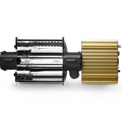 equipamento metálico prateado e dourado com textura e parafusos