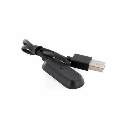Cabo USB preto com ponta USB tipo A e peça oval com cruz gravada