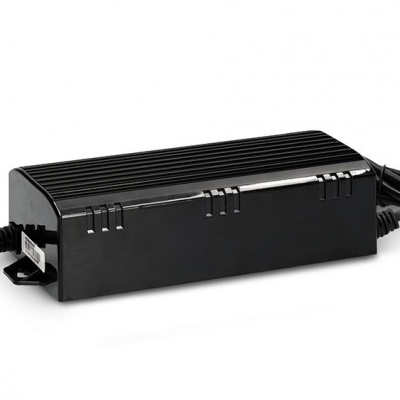 Fonte de alimentação preta com cabo de energia, sobre fundo branco