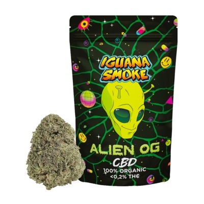 Pacote de CBD Alien OG com design de alienígena ao lado de flor seca