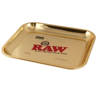 Tabuleiro metálico dourado com texto RAW