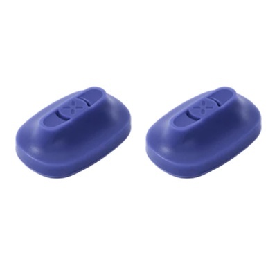 Dois objetos azuis de plástico oval com peça móvel e orifícios em fundo branco