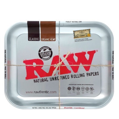 Tabuleiro metálico RAW cinzento com letras vermelhas e detalhes pretos
