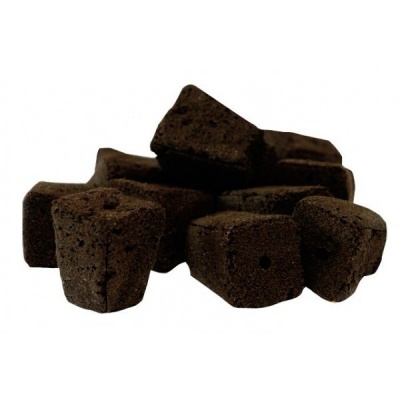 Blocos de carvão vegetal preto empilhados