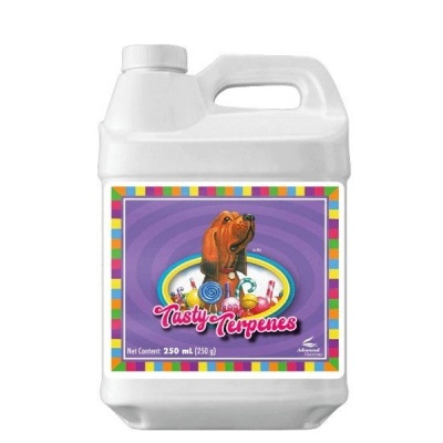 Frasco branco com rótulo colorido e desenho de cão e doces