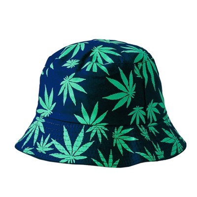 Chapéu bucket azul escuro com padrão de folhas verdes
