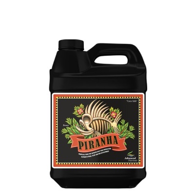 Frasco preto com etiqueta colorida de peixe esqueleto e texto Piranha