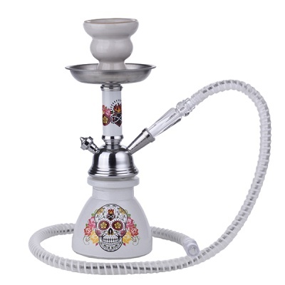 Narguilé branco com decoração de caveira colorida, tubo transparente e base metálica