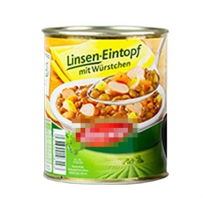 Lata com comida de lentilhas e salsichas com etiqueta amarela e verde