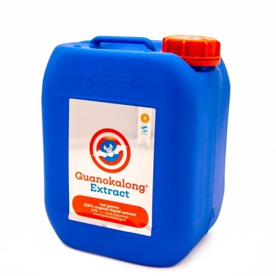 Recipiente azul com tampa laranja e etiqueta do produto Guanokalong Extract
