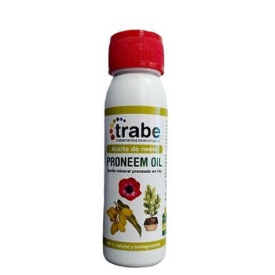 Frasco branco com tampa vermelha de óleo Proneem da Trabe com rótulo de plantas