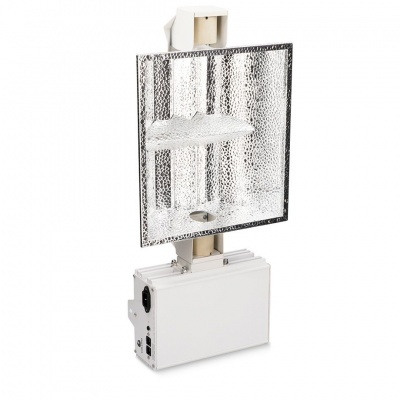 Lâmpada de alta potência com refletor metálico prateado e base branca