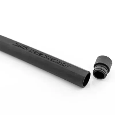 Estojo cilíndrico preto com tampa destacada e texto gravado na lateral