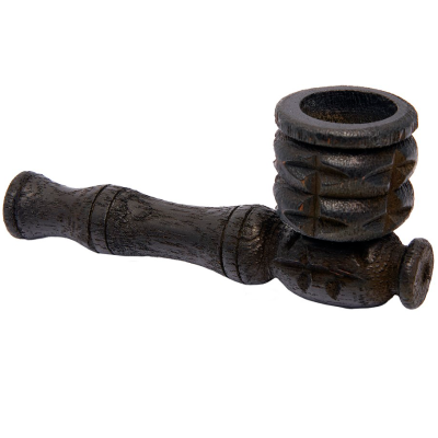 Cachimbo de madeira escura com desenhos esculpidos