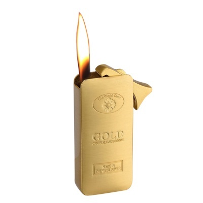 Isqueiro dourado metálico com chama acesa