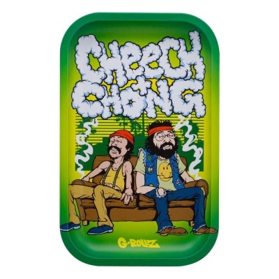 Tabuleiro de metal com ilustração colorida de dois homens num sofá e texto CHEECH & CHONG