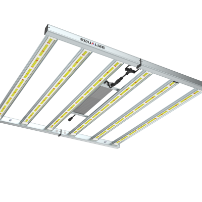 Luminária LED metálica prateada com cinco barras e LED amarelo e vermelho, marca EQUALIZE