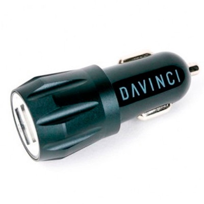 Carregador de carro USB preto com texto DAVINCI