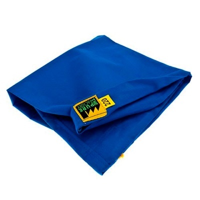 Pano azul dobrado com etiqueta amarela e preta com texto THE PURE FACTORY 220