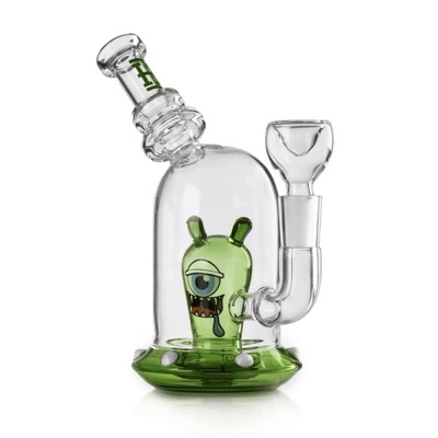 Anfora de vidro transparente com base verde e monstro verde de um olho só no interior
