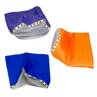Três sacos de pano coloridos sobre fundo branco