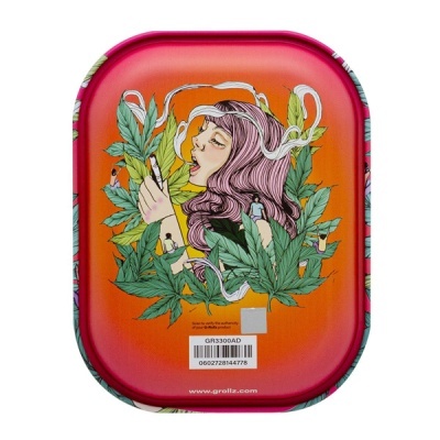 Tabuleiro de metal laranja e rosa com ilustração de mulher e folhas verdes, código de barras e texto.